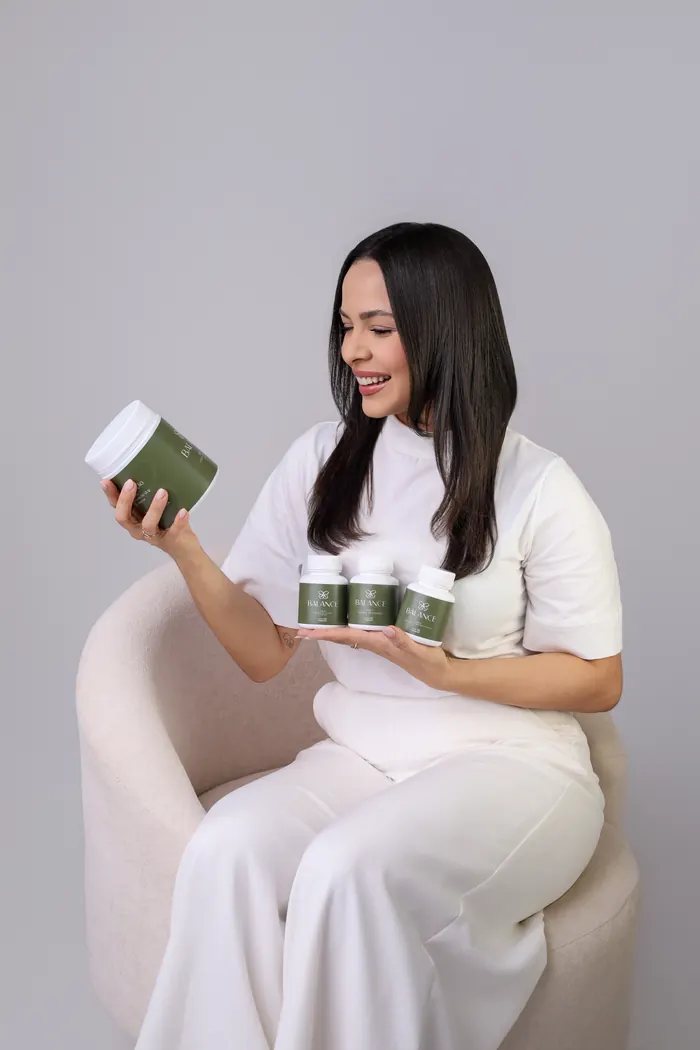 Laura Ramalho sentada com os produtos Balance