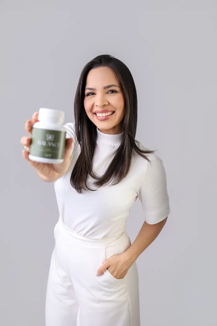 Laura Ramalho, nutricionista, segurando um pote da linha Balance
